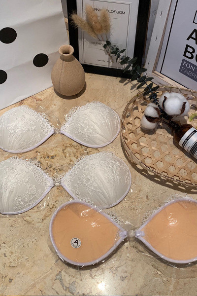 Öntapadó női melltartó szilikonnal és csipkével