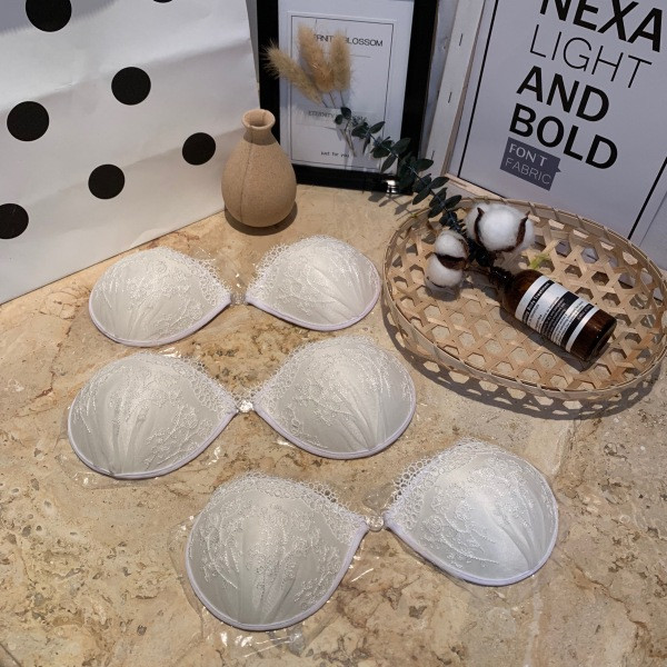 Öntapadó női melltartó szilikonnal és csipkével