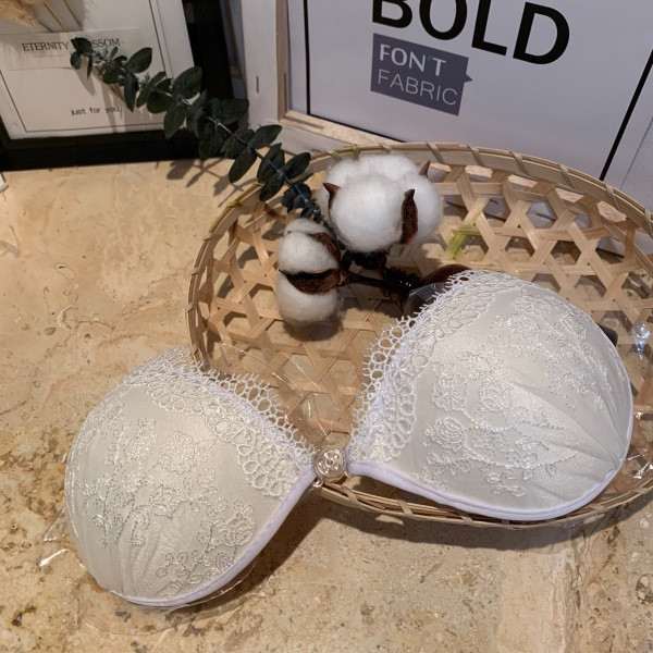 Öntapadó női melltartó szilikonnal és csipkével