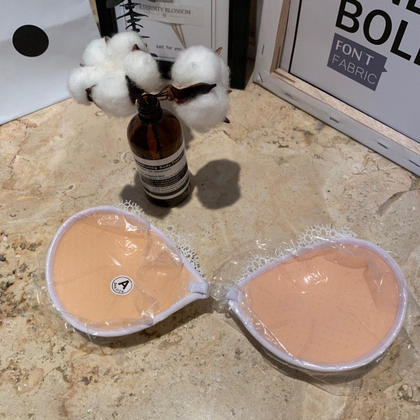 Öntapadó női melltartó szilikonnal és csipkével