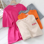 Plati moteriška palaidinė trumpomis rankovėmis ir raštu