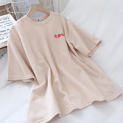 Plati moteriška palaidinė trumpomis rankovėmis ir raštu