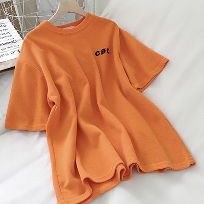 Plati moteriška palaidinė trumpomis rankovėmis ir raštu