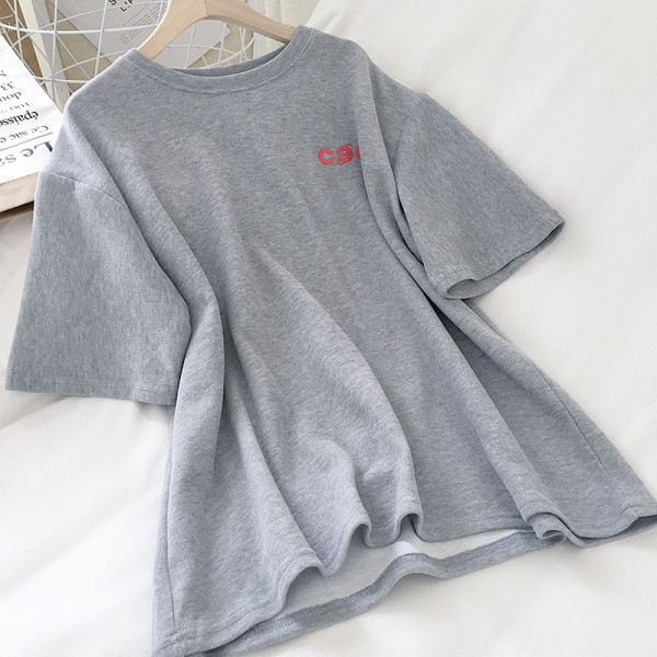 Plati moteriška palaidinė trumpomis rankovėmis ir raštu