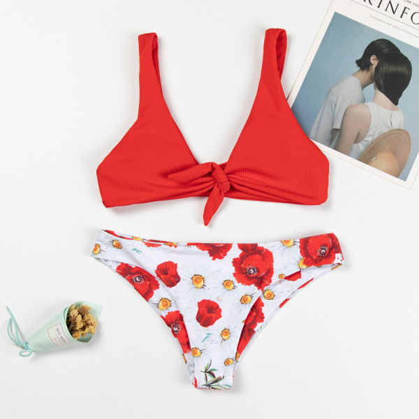 Modern kétrészes fürdőruha virágos nadrággal