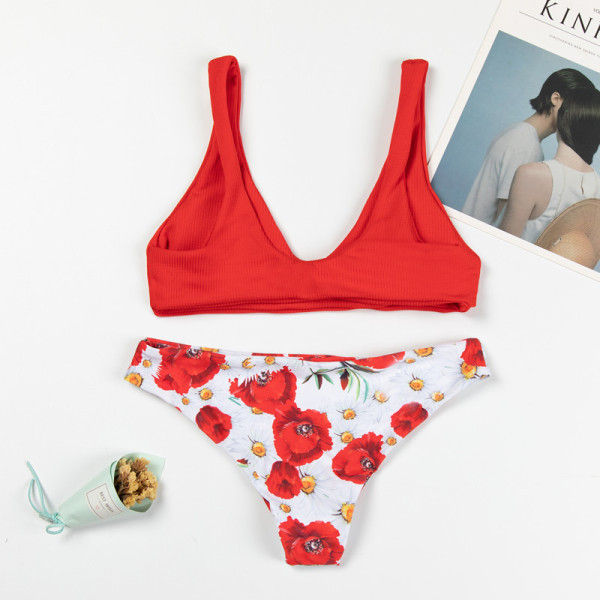 Modern kétrészes fürdőruha virágos nadrággal