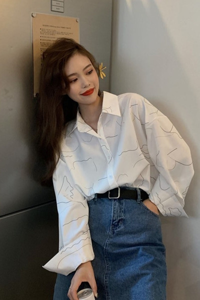 Fehér női ing hosszú ujjal, klasszikus gallérral és gombokkal