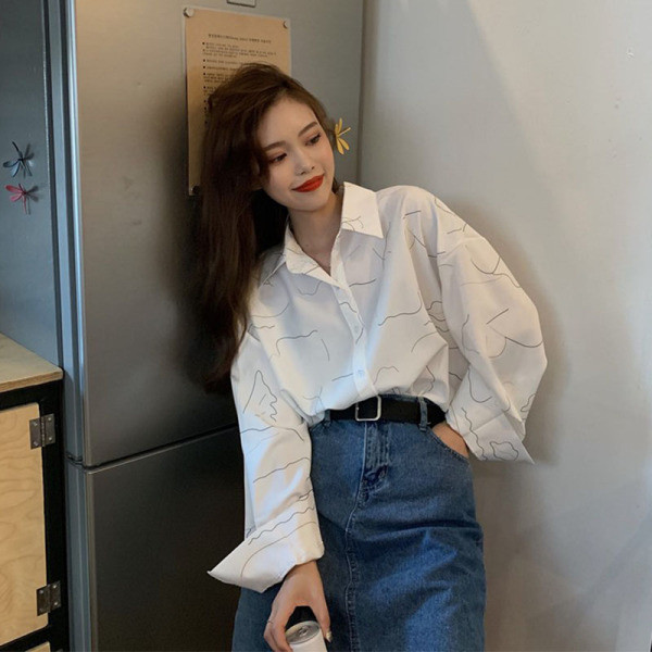 Fehér női ing hosszú ujjal, klasszikus gallérral és gombokkal