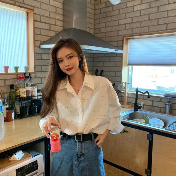 Fehér női ing hosszú ujjal, klasszikus gallérral és gombokkal