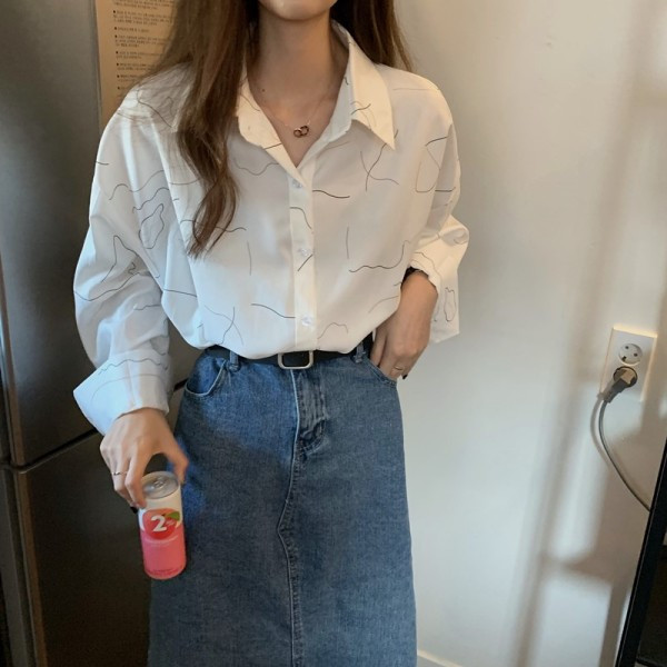 Fehér női ing hosszú ujjal, klasszikus gallérral és gombokkal