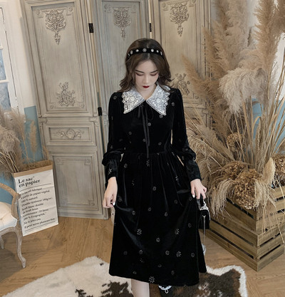 Stílusos női ruha retro bársony stílusban csipkegallérral