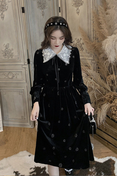 Stílusos női ruha retro bársony stílusban csipkegallérral