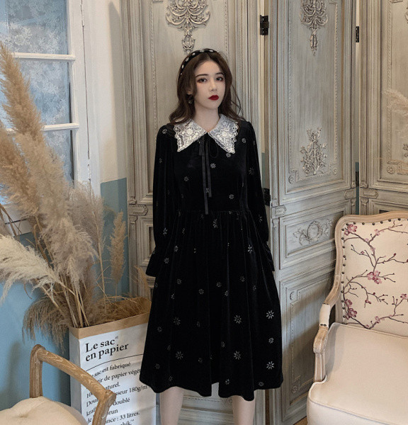 Stílusos női ruha retro bársony stílusban csipkegallérral