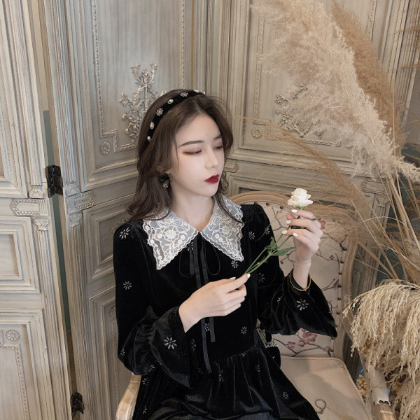 Stílusos női ruha retro bársony stílusban csipkegallérral