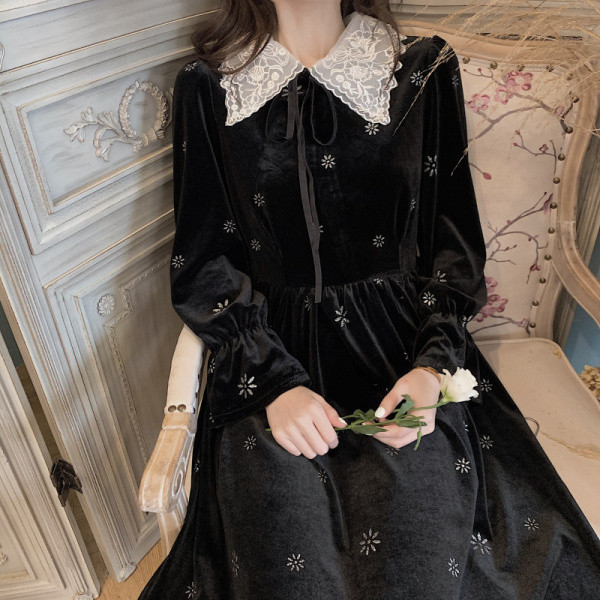 Stílusos női ruha retro bársony stílusban csipkegallérral