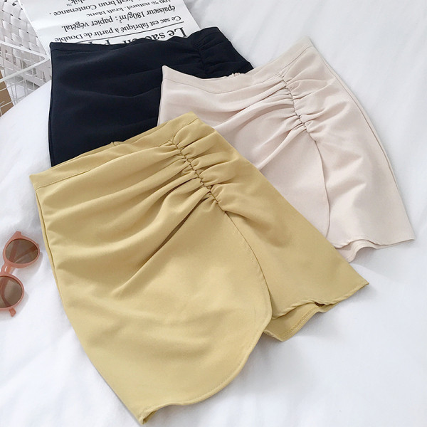 Aszimmetrikus női szoknya magas derékkal, szegélyezett résszel