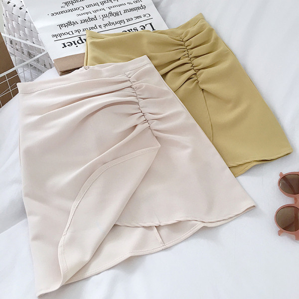 Aszimmetrikus női szoknya magas derékkal, szegélyezett résszel