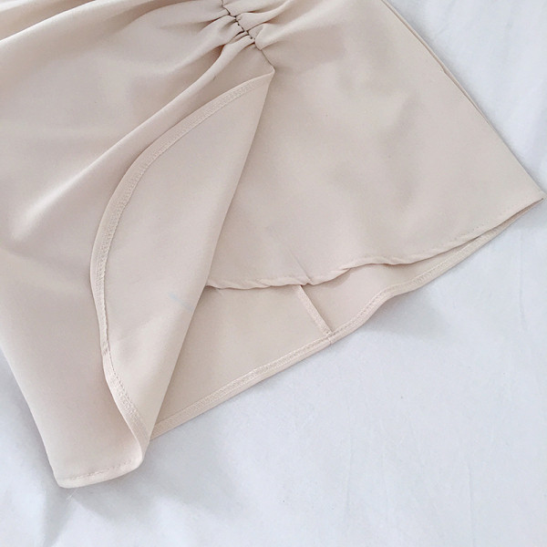 Aszimmetrikus női szoknya magas derékkal, szegélyezett résszel