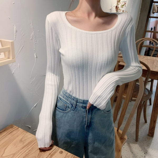 Plonas moteriškas megztinis, paprastas modelis su ovalia iškirpte ir ilgomis rankovėmis