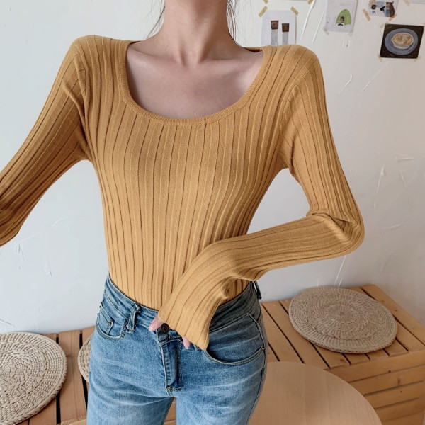 Plonas moteriškas megztinis, paprastas modelis su ovalia iškirpte ir ilgomis rankovėmis