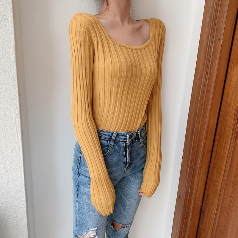 Plonas moteriškas megztinis, paprastas modelis su ovalia iškirpte ir ilgomis rankovėmis