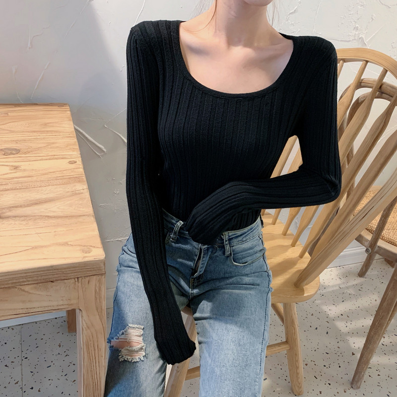 Plonas moteriškas megztinis, paprastas modelis su ovalia iškirpte ir ilgomis rankovėmis