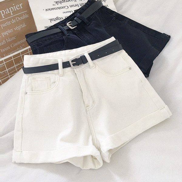 Női rövid farmer magas derékkal és övvel