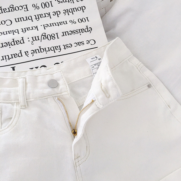 Női rövid farmer magas derékkal és övvel