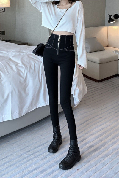 Lezser fekete farmerhez szabott modell, magas derékkal és cipzárral