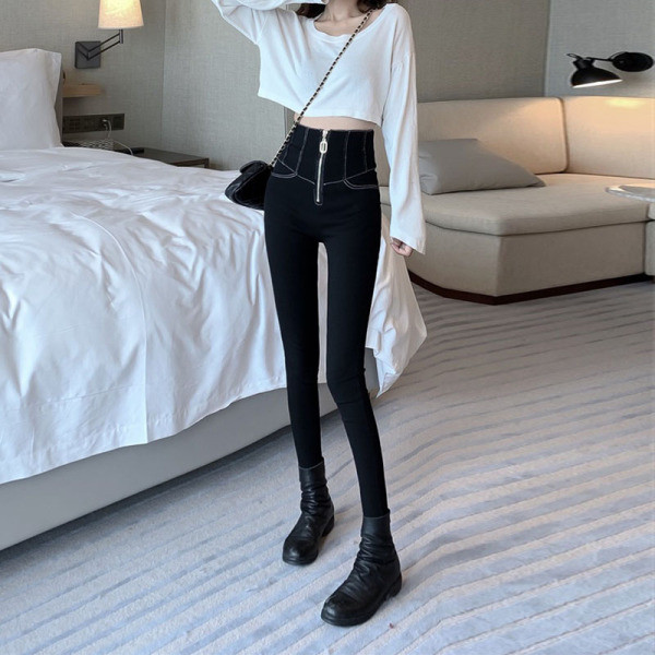 Lezser fekete farmerhez szabott modell, magas derékkal és cipzárral