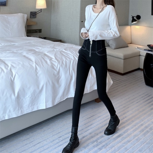 Lezser fekete farmerhez szabott modell, magas derékkal és cipzárral