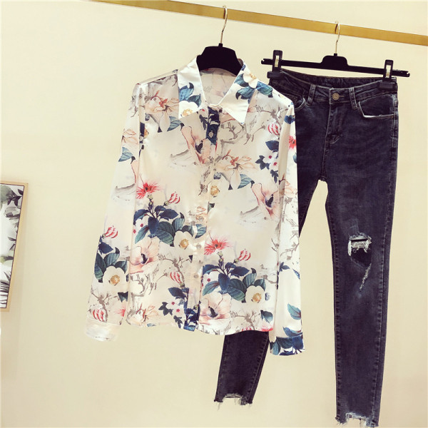 Női tavaszi ing virágos motívummal és klasszikus gallérral