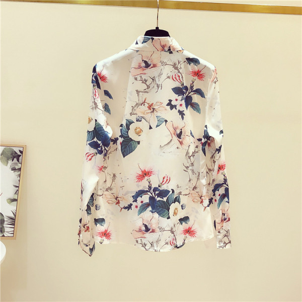 Női tavaszi ing virágos motívummal és klasszikus gallérral