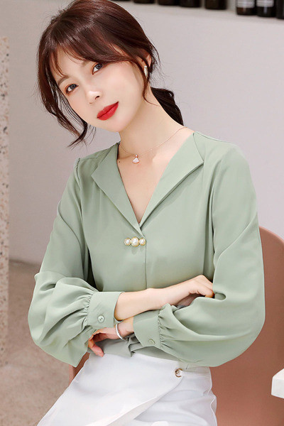 Új modell női ing spitz nyakkivágással és gyöngyökkel