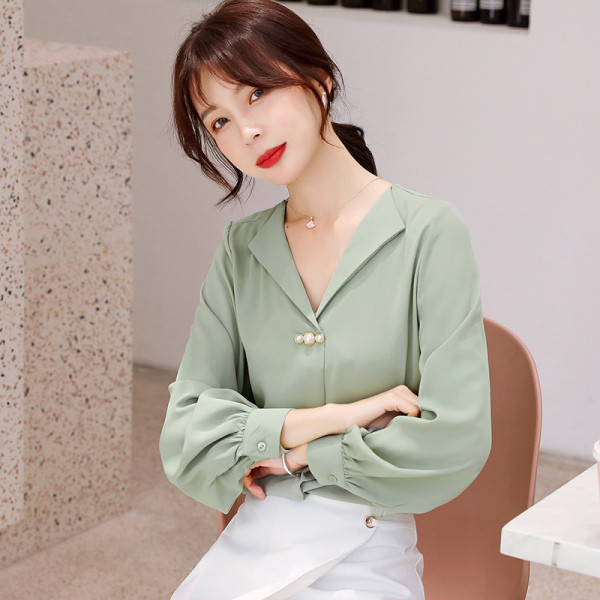 Új modell női ing spitz nyakkivágással és gyöngyökkel