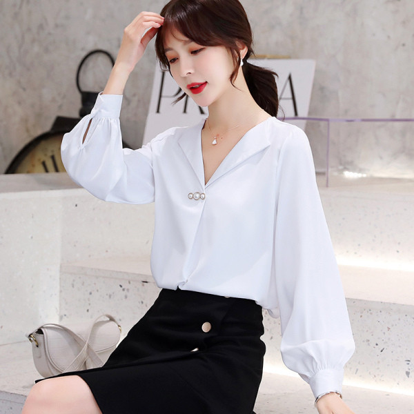 Új modell női ing spitz nyakkivágással és gyöngyökkel