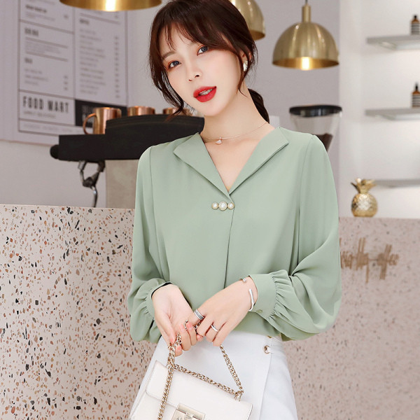 Új modell női ing spitz nyakkivágással és gyöngyökkel