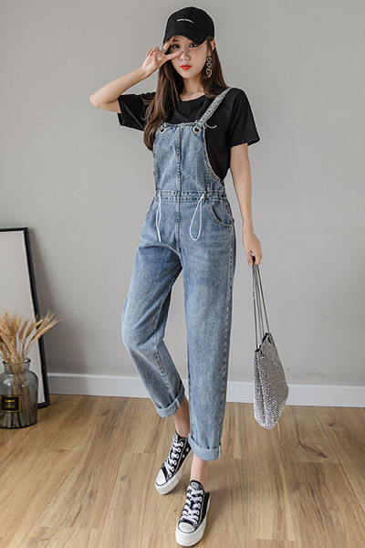 Női alkalmi kombiné nyakkendővel és zsebekkel