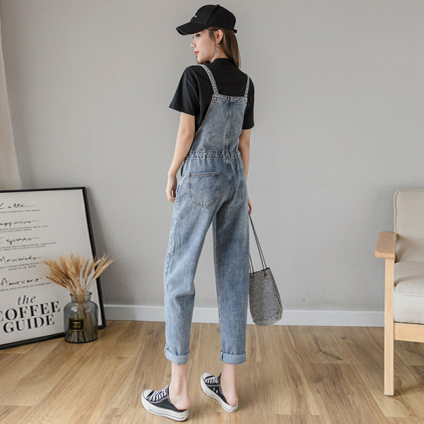 Női alkalmi kombiné nyakkendővel és zsebekkel