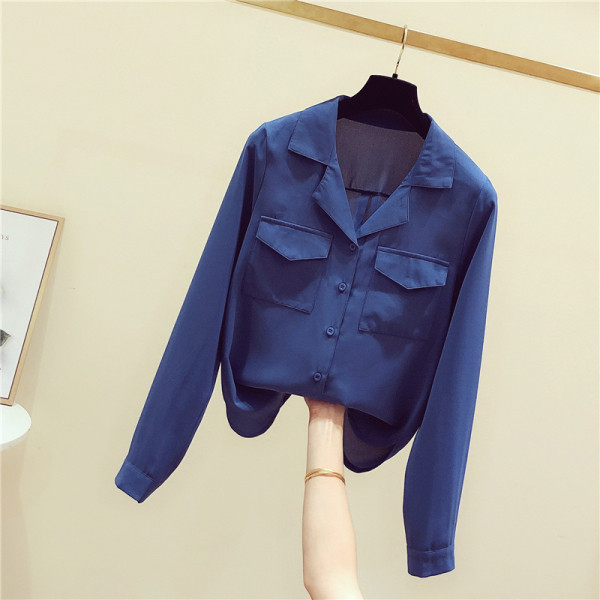 Modern női ing klasszikus gallérral és zsebekkel