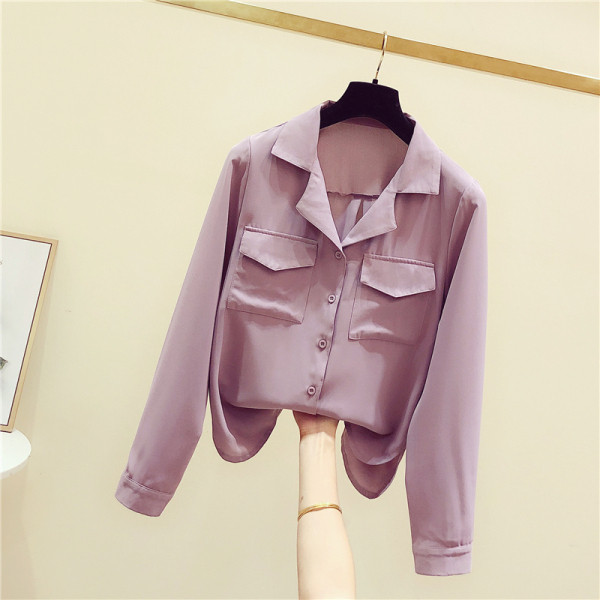 Modern női ing klasszikus gallérral és zsebekkel