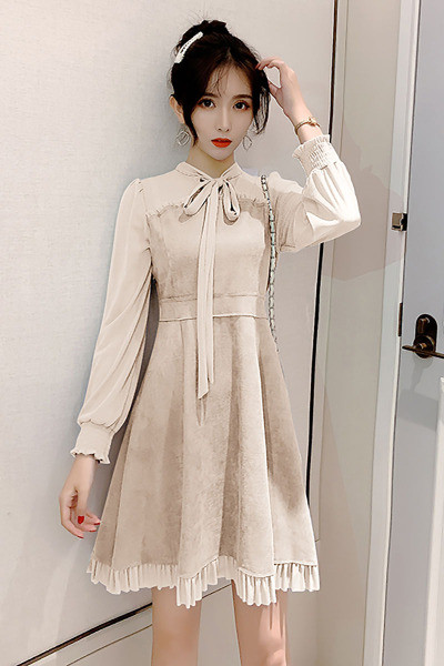 Aktuális női ruha szabású modell, hosszú ujjal