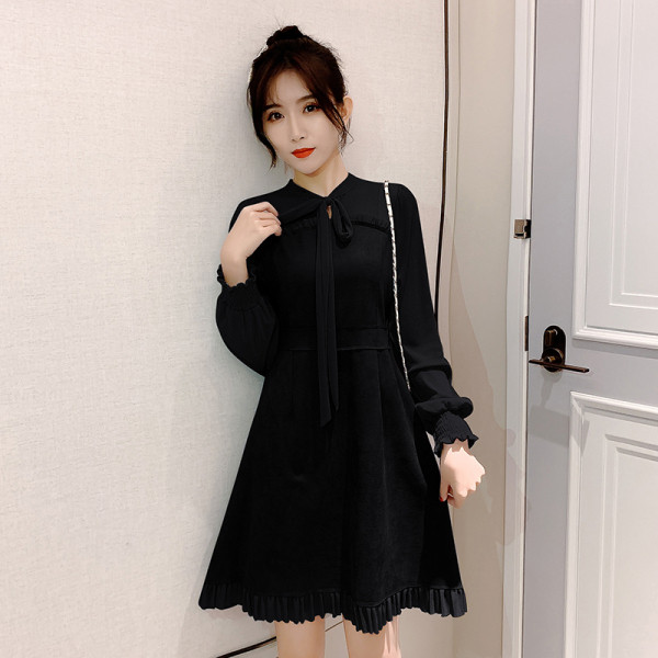 Aktuális női ruha szabású modell, hosszú ujjal