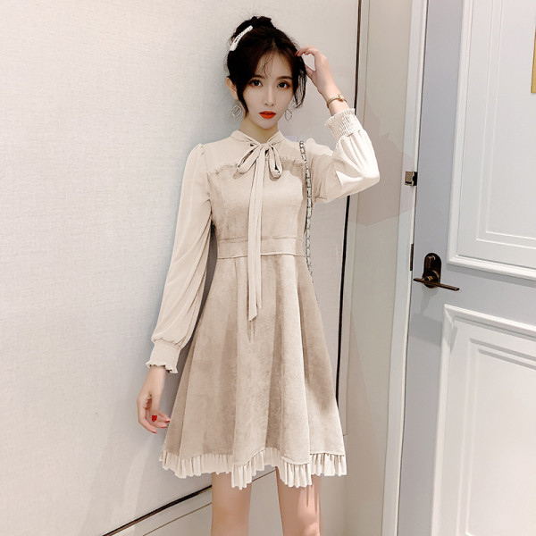 Aktuális női ruha szabású modell, hosszú ujjal