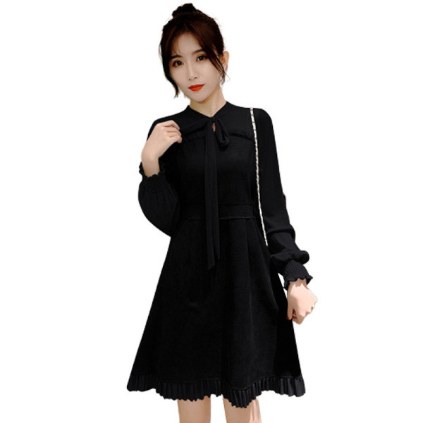 Aktuális női ruha szabású modell, hosszú ujjal