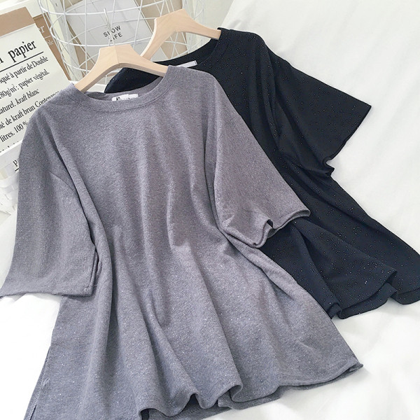 Lühikeste varrukate ja läikivate osakestega lai naiste pluus