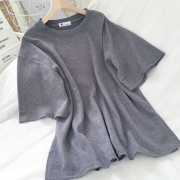 Lühikeste varrukate ja läikivate osakestega lai naiste pluus