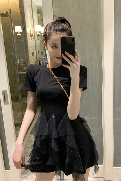 Rövid, női ruhához illeszkedő modell ovális nyakkivágással és tüllvel