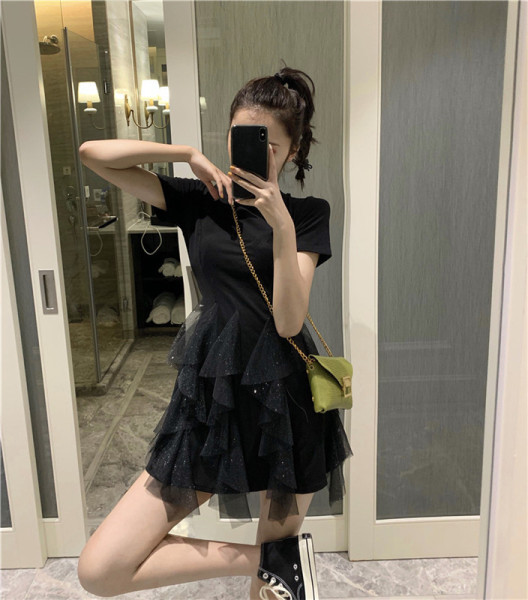 Rövid, női ruhához illeszkedő modell ovális nyakkivágással és tüllvel