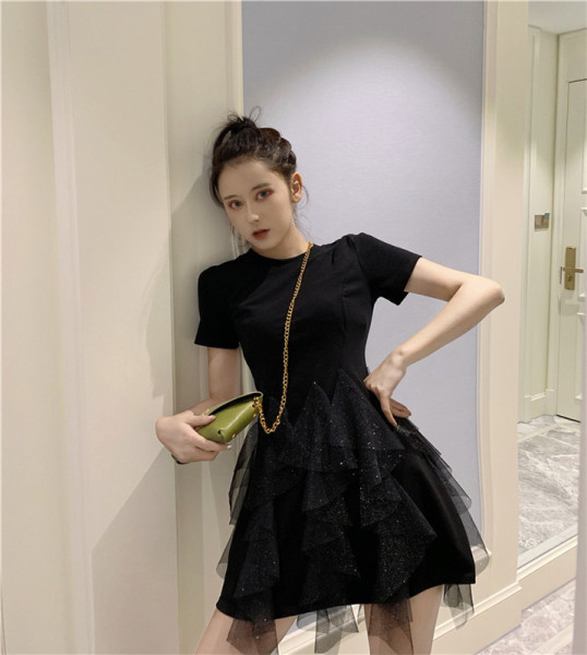 Rövid, női ruhához illeszkedő modell ovális nyakkivágással és tüllvel